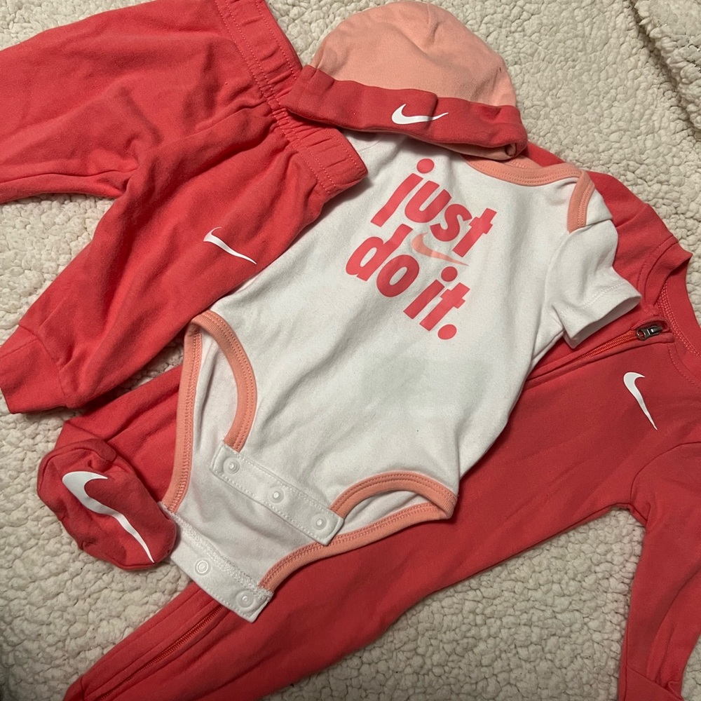 Nike set comes with 4 pieces